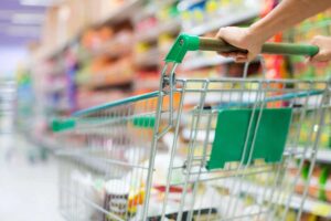 Carrello tra gli scaffali supermercato