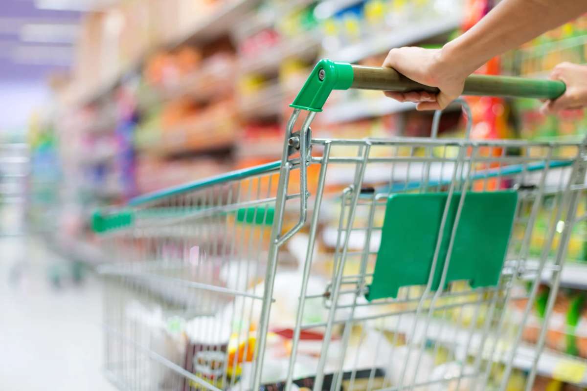 Carrello tra gli scaffali supermercato