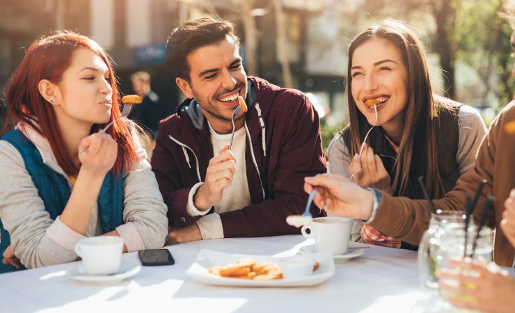 Tre persone che mangiano a un ristorante
