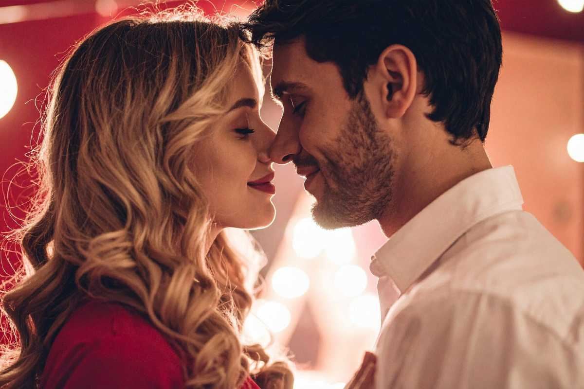 ragazzo e ragazza l'uno di fronte all'altra