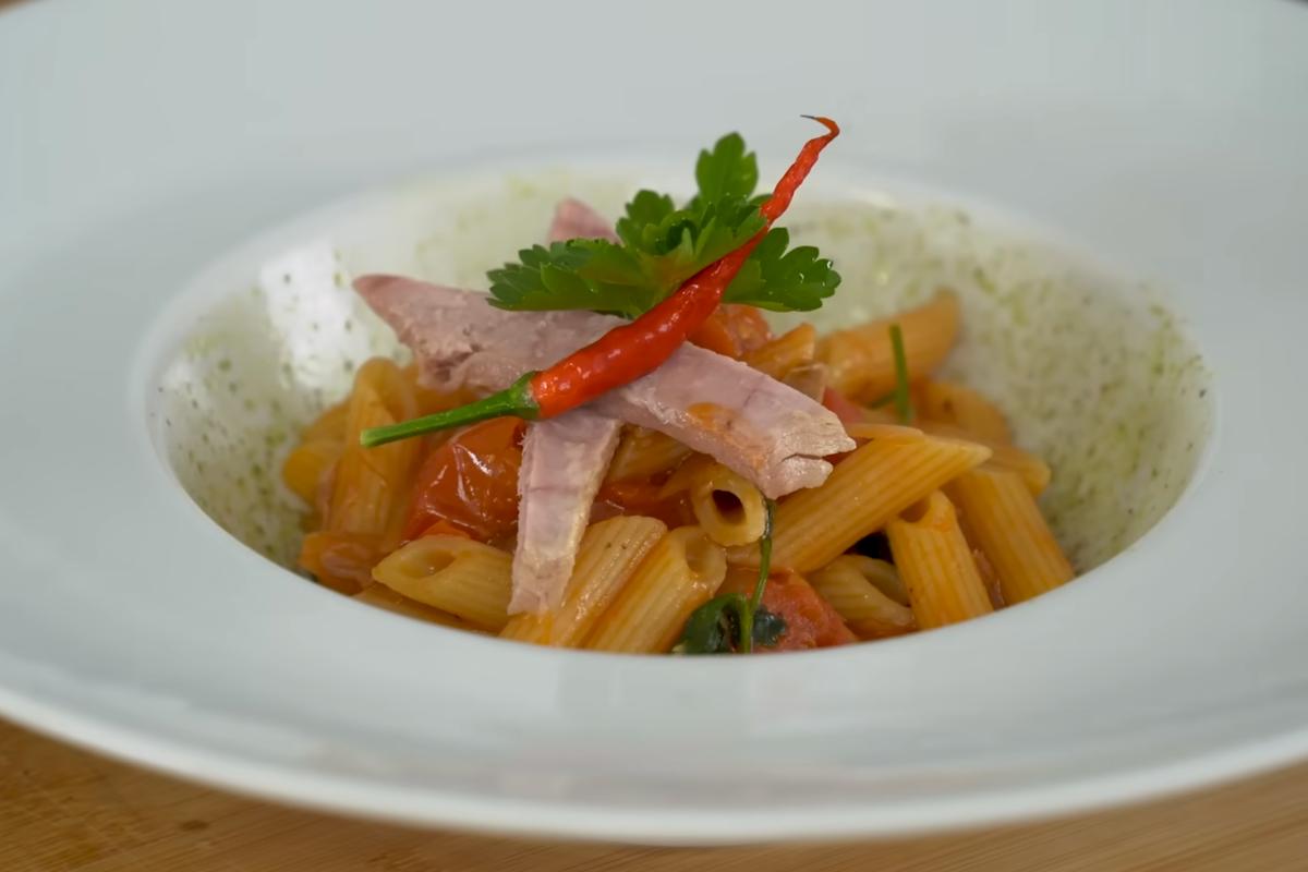 Piatto di pasta col tonno, con erbe aromatiche e peperoncino