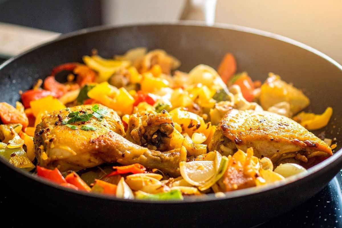 pollo con verdure in padella