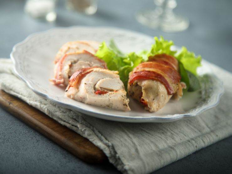 piatto con insalata e rollè di pollo