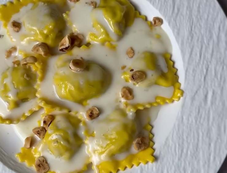 tortelli di ripieno di zucca con nocciole e taleggio nel piatto