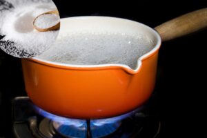 pentola con acqua e sale