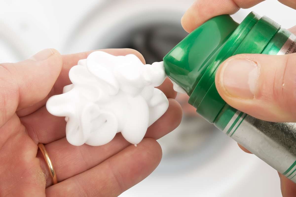 schiuma da barba in mano