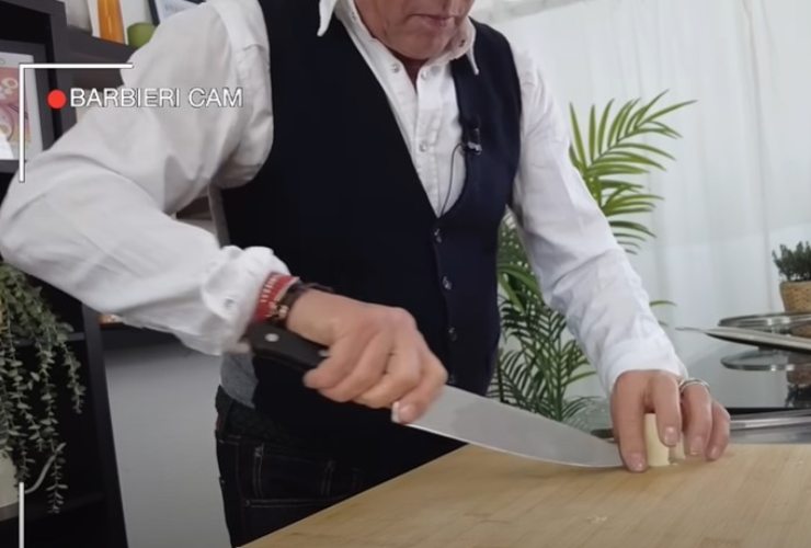 barbieri aggiunge il burro mentre cucina gli spaghetti aglio e olio