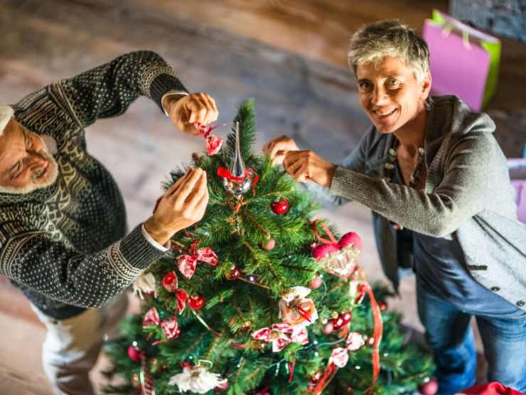 coppia che fa albero di natale