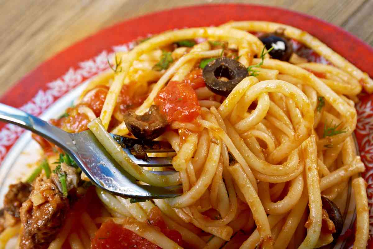 Piatto di spaghetti alla puttanesca con forchetta