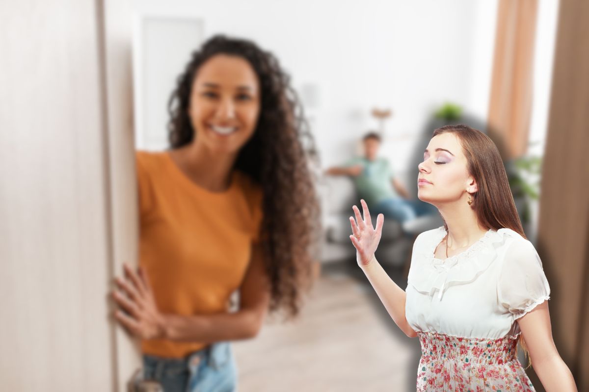 donna che apre porta di casa e un'altra che sente un buon odore