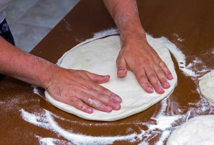 stendere la pizza