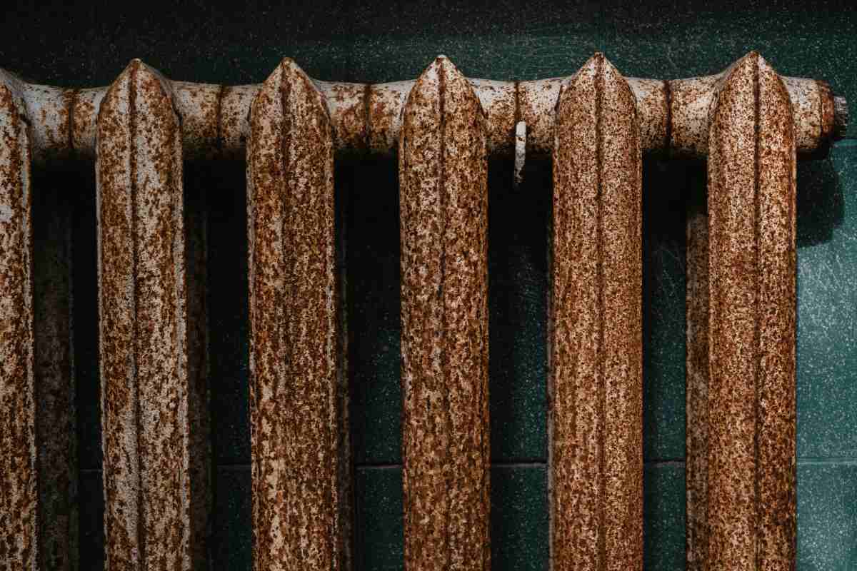 Un vecchio termosifone ossidato