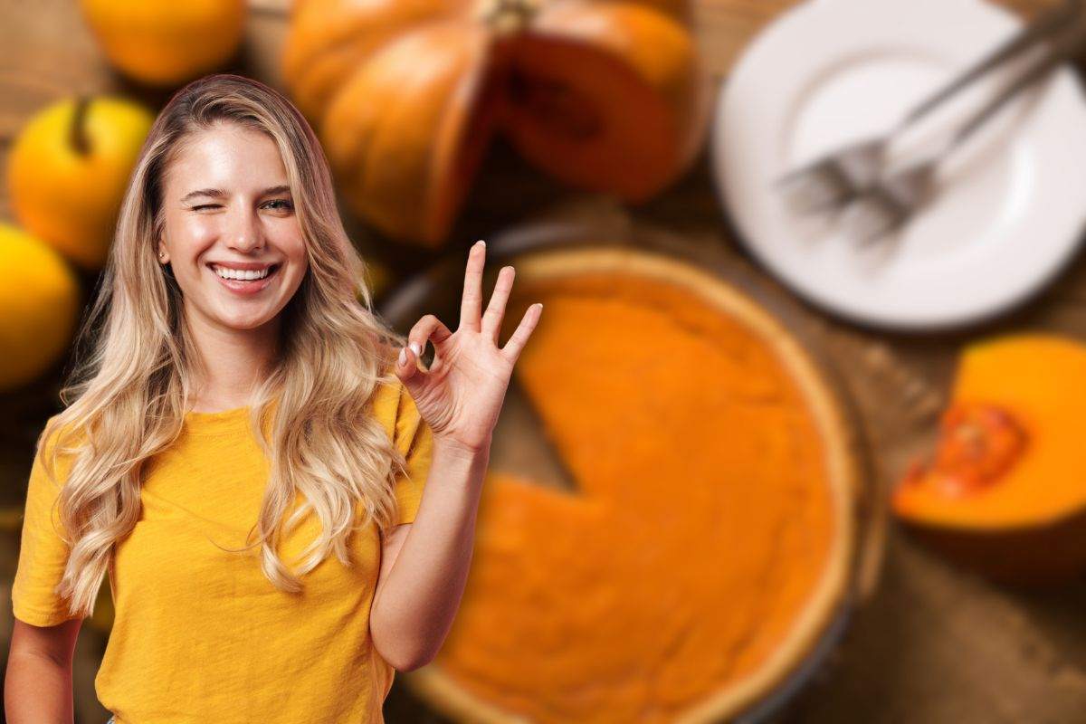 torta di zucca e donna sorridente che fa ok