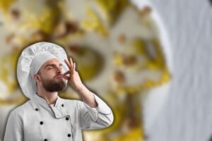 tortelli di zucca nel piatto e chef che manda bacio