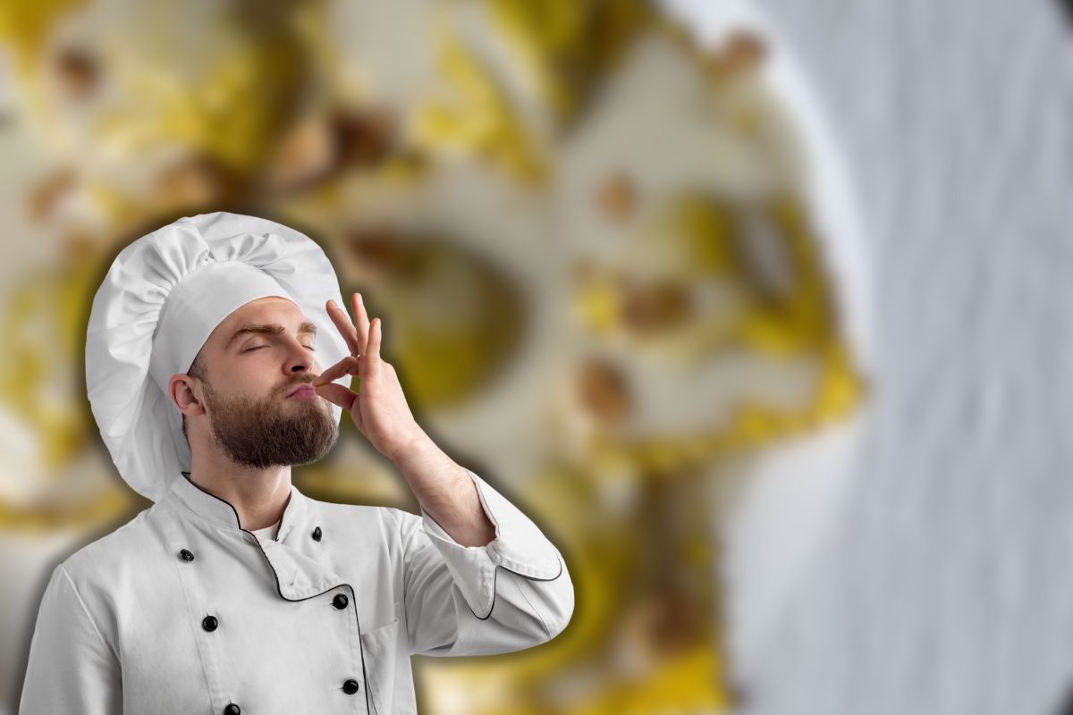 tortelli di zucca nel piatto e chef che manda bacio 
