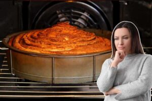 torta in forno e donna preoccupata