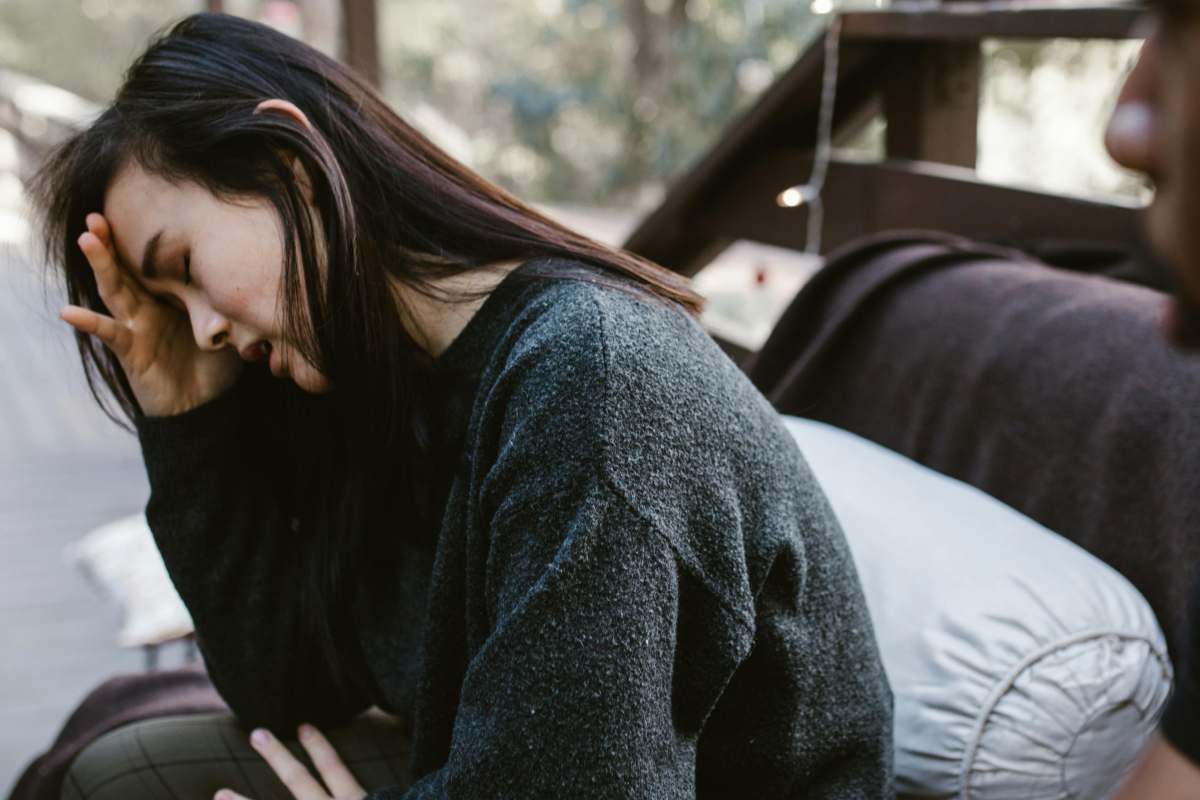 Ragazza scossa con le mani sulla fronte