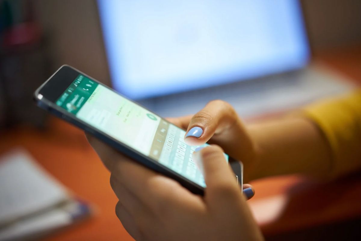 Ragazza che usa whatsApp sul cellulare