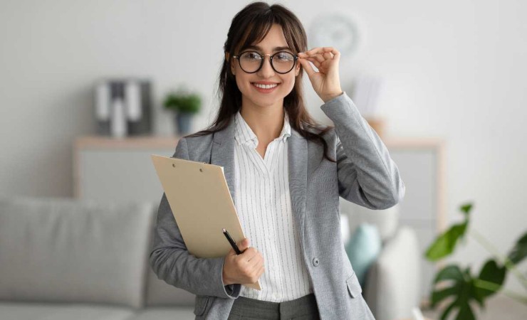 Donna con cartelletta in mano