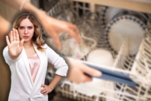 donna con mani in lavastoviglie e un'altra che fa stop con le mani